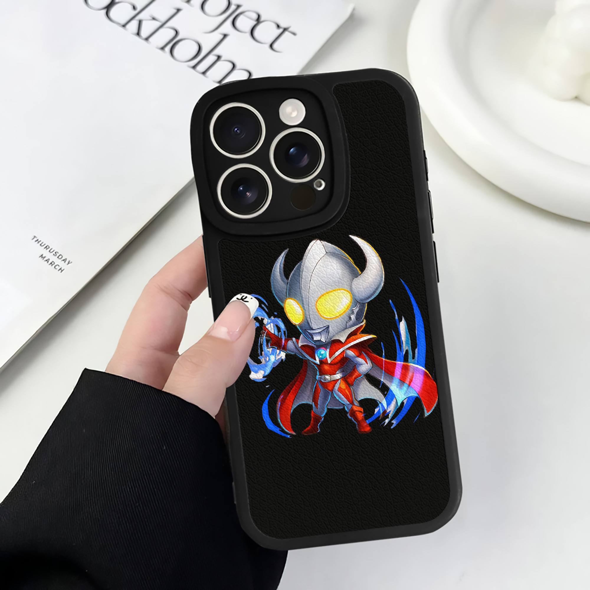 （画像用） ウルトラマン Ultraman 【iPhone 16シリーズ対応】シリコンスマホケース（レザー調） 材質：シリコン